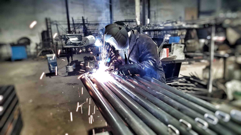 Какие материалы используют при изготовлении уличного спортивного оборудования в Томске?